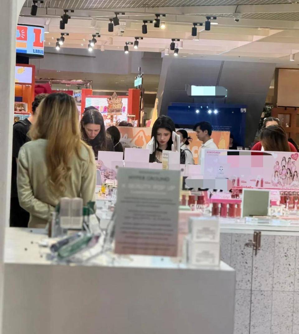 网友偶遇身材娇小五官立体打扮时尚洋气不朽