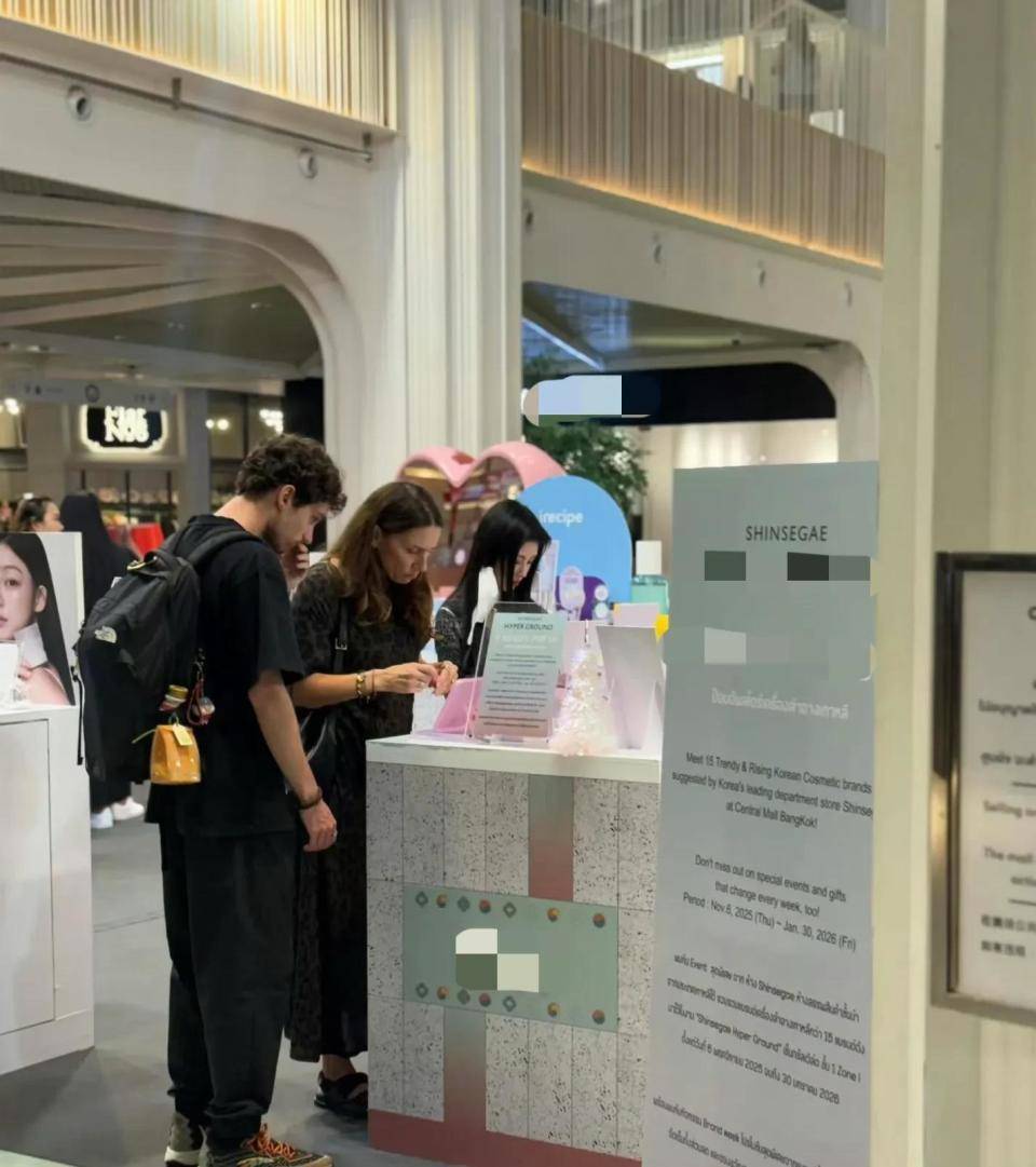 网友偶遇身材娇小五官立体打扮时尚洋气不朽情缘游戏网站鞠婧炜曼谷超市购物被(图2)